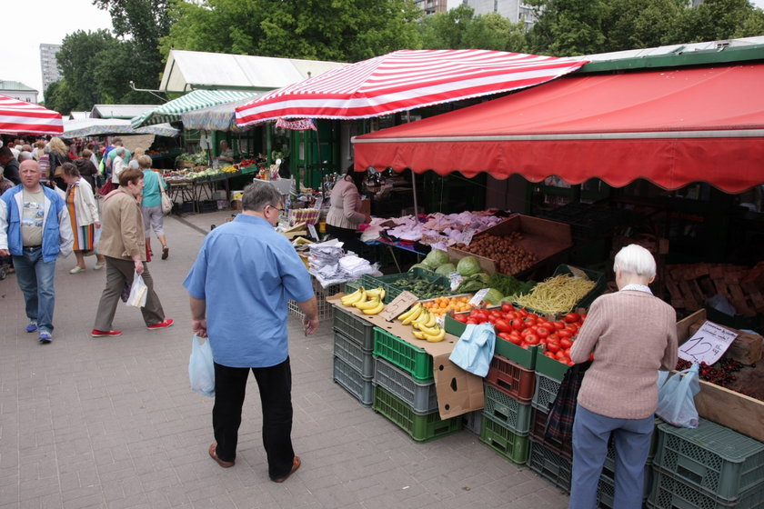 Bazar pod halą Mirowską w Warszawie.