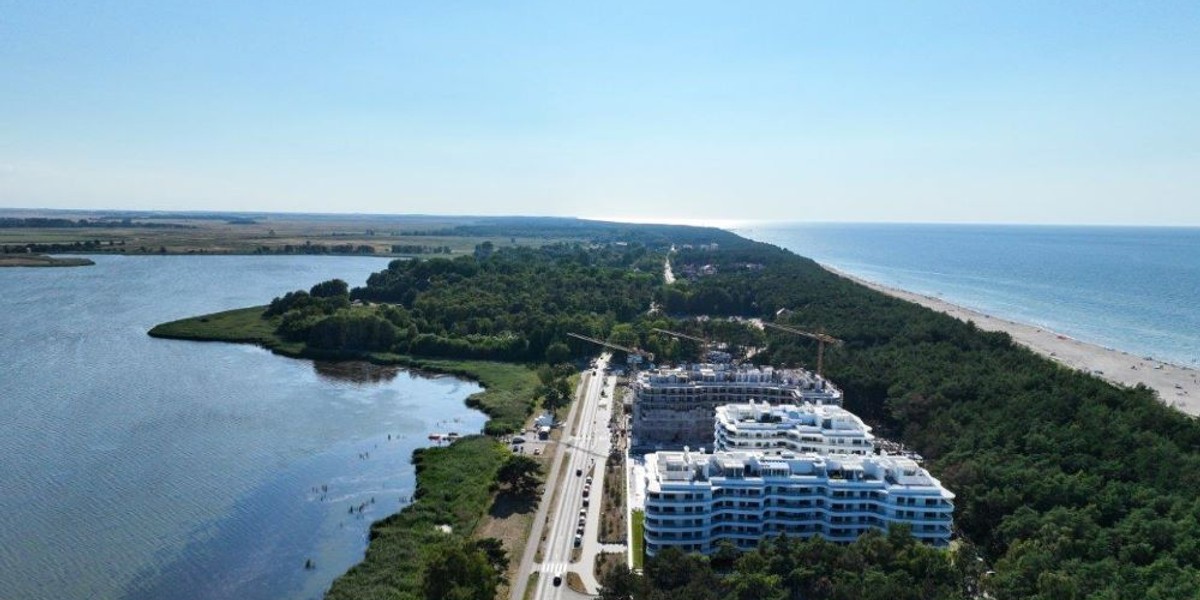 Bliskość natury i nowoczesne udogodnienia: na polskim wybrzeżu Bałtyku kurorty otaczają piaszczyste plaże, wydmy i sosnowe lasy