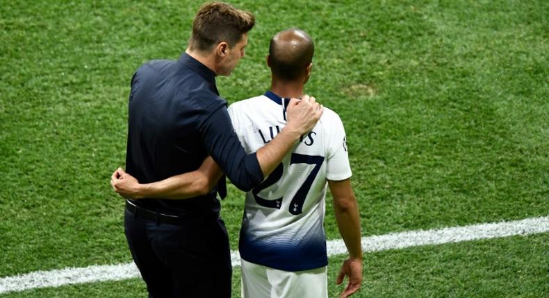 Tottenham's Lucas Moura speaks with boss Mauricio Pochettino