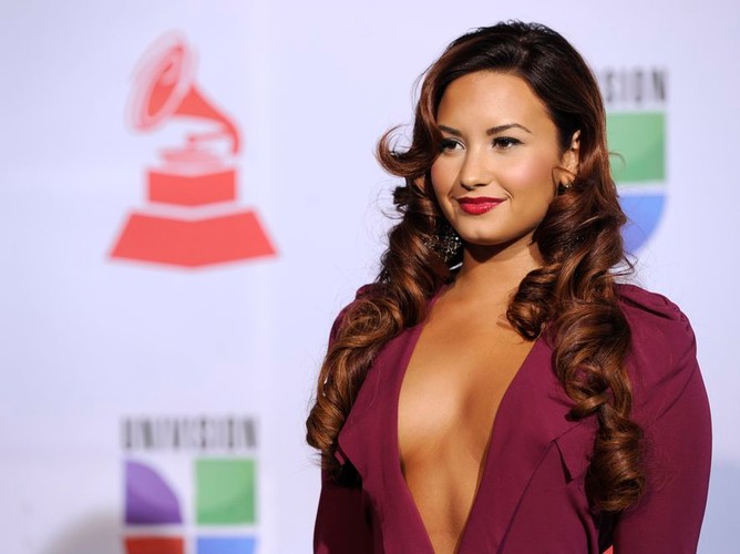 Demi Lovato kilkakrotnie udowodniła, że eksponowanie piersi to jej specjalność. Ten dekolt, głęboki dosłownie „do pasa”, odbił się szerokim echem. Trudno było nie zauważyć, że gwiazdka Disneya przeobraziła się w seksowną kobietę