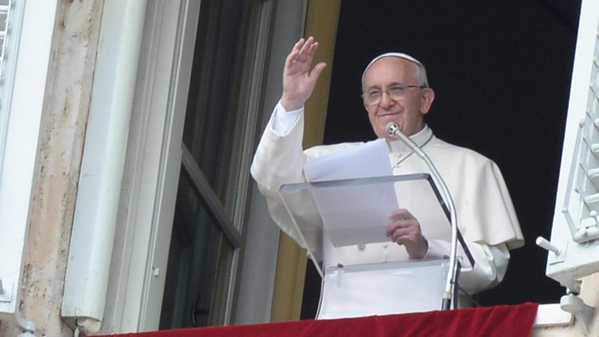 Papież Franciszek nie lubi "księży - książąt", opływających w dostatek, ostentacyjnie ubranych i obracających się w kręgach osób możnych - powiedział jego bliski współpracownik, rektor katolickiego uniwersytetu w Argentynie arcybiskup Victor Manuel Fernandez.