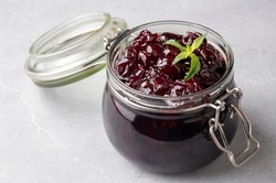 Wiśnie w syropie siostry Anastazji. Warto mieć je zimą w spiżarni