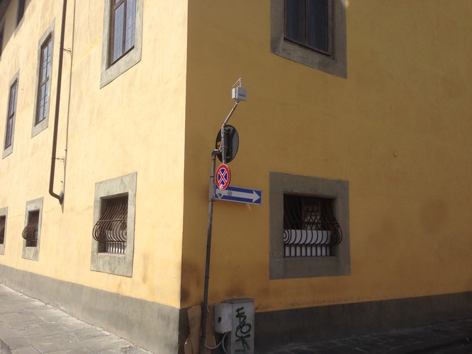 <strong>Inteligentny system</strong><br /><br />

Dane są przekazywane bezprzewodowo do nadajnika, umiejscowionego niedaleko np. na budynkach, latarniach etc. etc., a następnie do centrali sprzężonej z funkcjonującym już w mieście Inteligentnym Systemie Transportowym. Z centrali wychodzi wiadomość do smartfona kierowcy, który prowadzi do wolnego miejsca parkingowego. System jest inteligentny, więc nie zawsze będzie zgadzał się z destynacją kierowcy. Zgodnie z zasadą smart cities będzie tak regulował ruchem, aby połączyć kompromis rozładowania korków w mieście ze zgłoszeniem kierowcy. <br /><br />