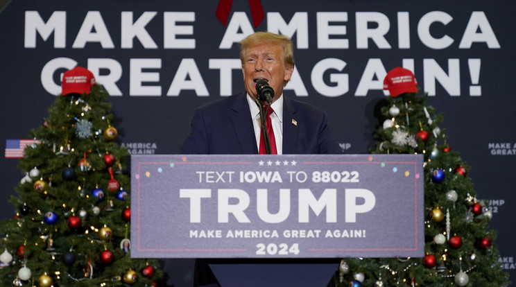 A képen: A Republikánus Párt elnökjelöltségére pályázó Donald Trump volt amerikai elnök támogatóihoz beszél az Iowa állambeli Waterloo-ban tartott kampányrendezvényén 2023. december 19-én / Fotó: MTI/AP/Charlie Neibergall