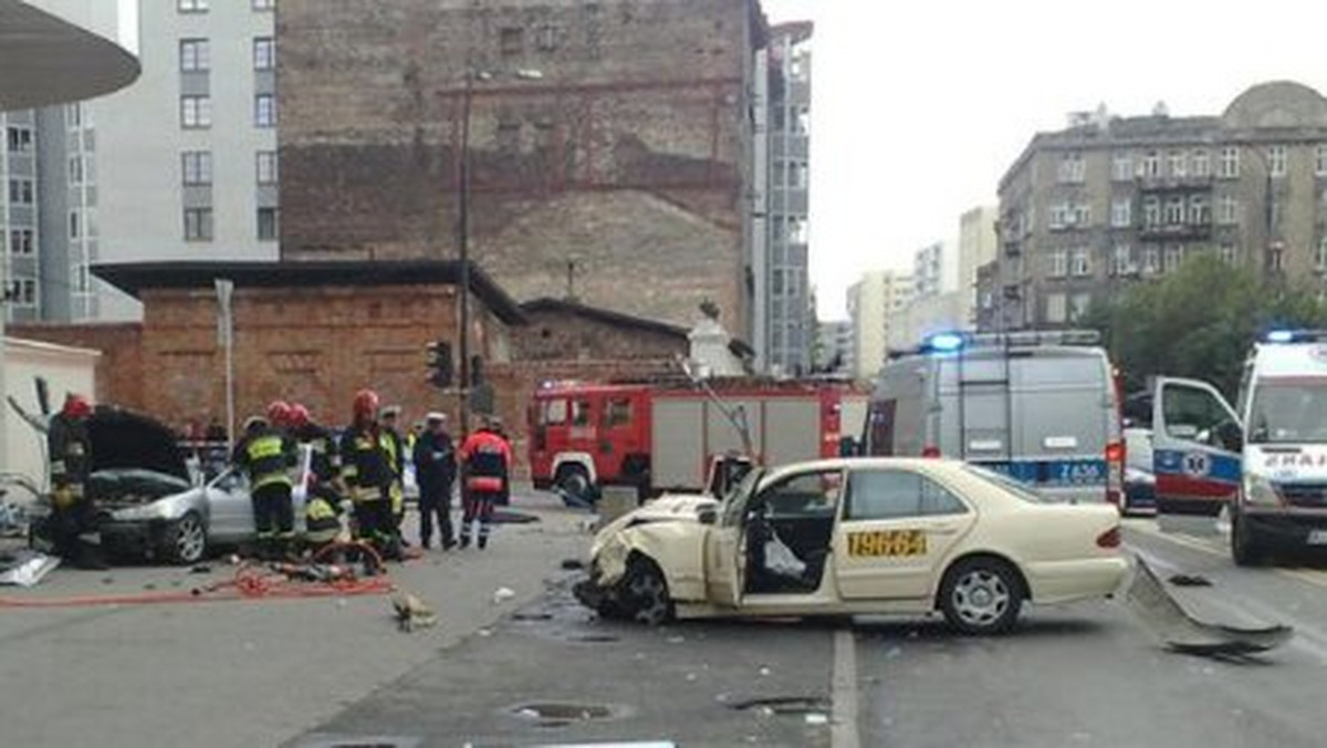 Dwuletnie dziecko zginęło w tragicznym wypadku, do którego doszło rano w Warszawie. Troje dorosłych trafiło do szpitala.