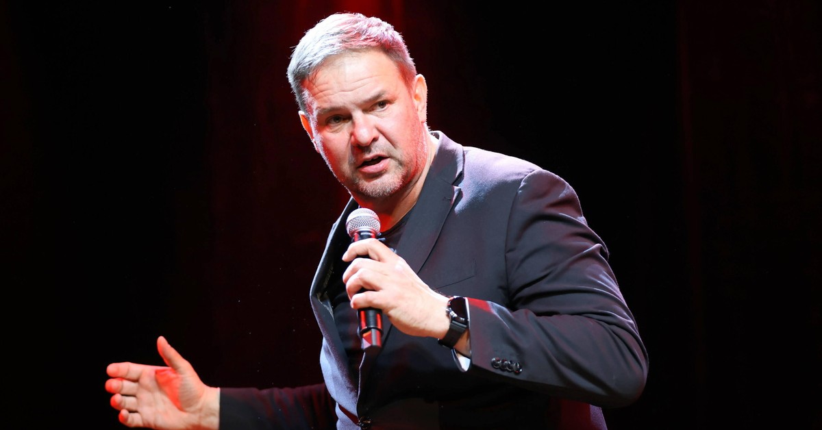 Karolak z piwem jako święty Mikołaj w reklamie. „Oswajanie dzieci z alkoholem i podprogowy przekaz”