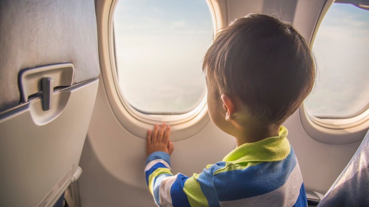 Nápad kreatívnej mamičky s dieťaťom počas dlhého letu. 