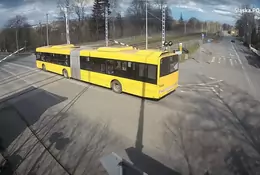 Kierowca miejskiego autobusu wjechał pod opadające rogatki. Na pokładzie byli pasażerowie [WIDEO]