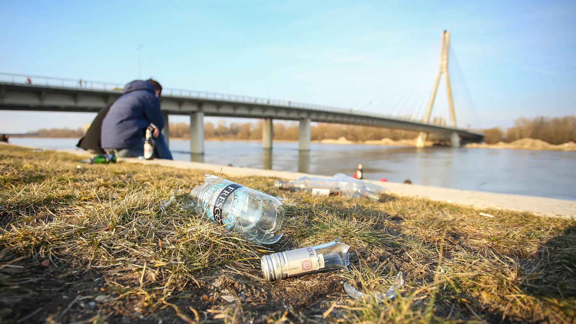 Zaglądali Polakom do łóżek, teraz do kieliszków. Zobacz, co znów wymyślili posłowie