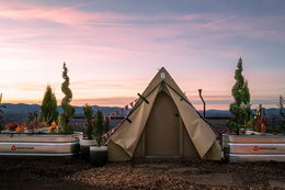Wchodzi się przez namiot i zjeżdża na zjeżdżalni. Nietypowy dom można wynająć na Airbnb