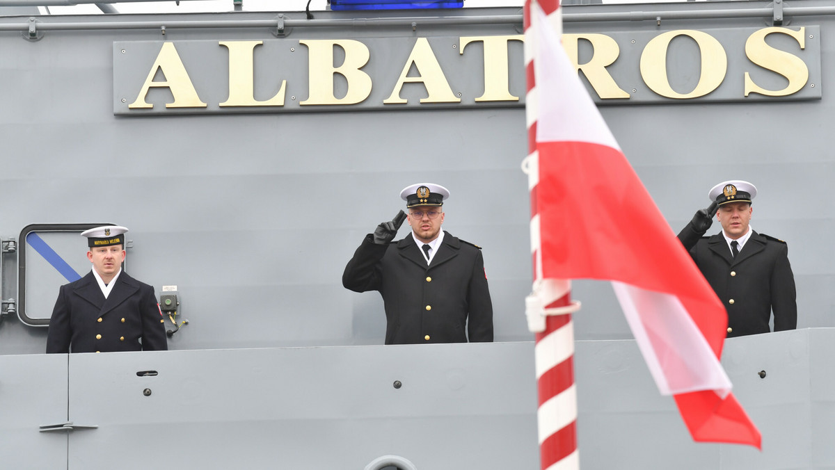 Bandera zatrzepotała na niszczycielu min ORP Albatros. Oto co potrafi