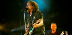 Eddie Vedder pije z buta fanki – zobacz!