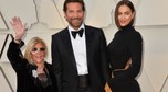 Zagraniczne gwiazdy z mamami na czerwonym dywanie: Bradley Cooper i Gloria Campano (na zdjęciu z Iriną Shayk)