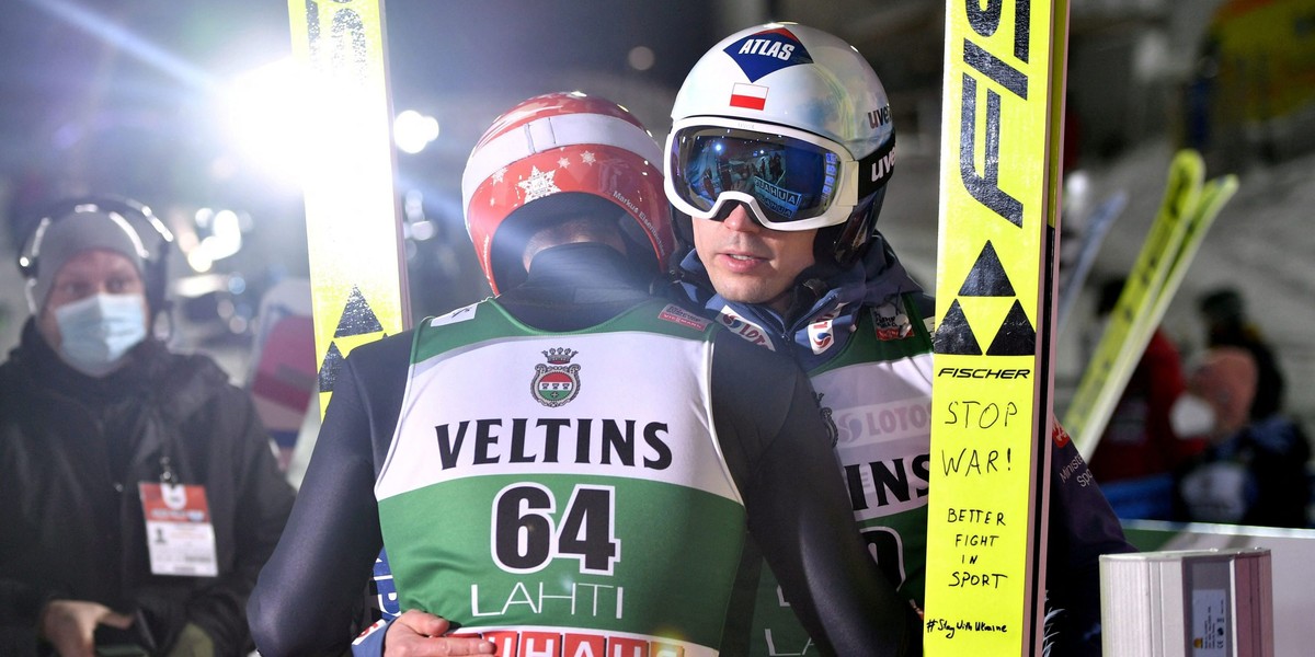 Lahti Ski Games 2022. Markus Eisenbichler pozdrawia Kamila Stocha, który ma na nartach napis „Stop Wojnie” podczas konkursu skoków na skoczni HS130. 