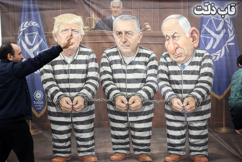 Iranci prolaze pored postera na kojem su američki predsednik Donald Tramp, izraelski premijer Benjamin Netanjahu i izgnani sin poslednjeg iranskog šaha (kralja) Reza Pahlavi (u sredini), prikazanih u crno-belim zatvorskim odelima | Foto: ABEDIN TAHERKENAREH/EPA/Shutterstock