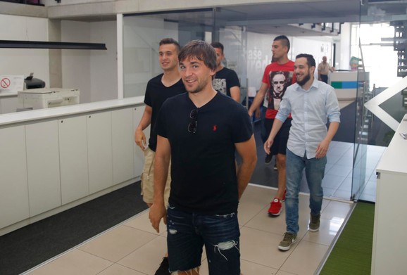 Fudbaleri Zvezde prilikom posete redakciji 