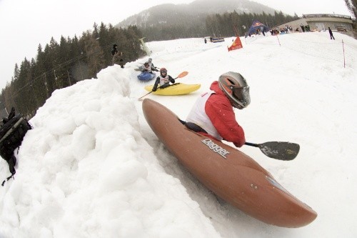 ...wymagają użycia kasków i ochraniaczy