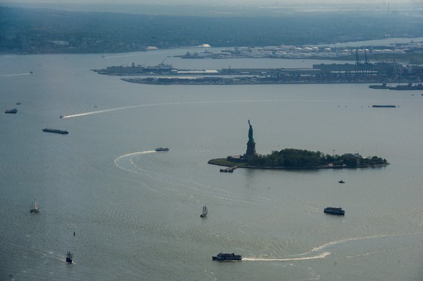 Widok na Statuę Wolności z tarasu widokowego na One World Trade Center