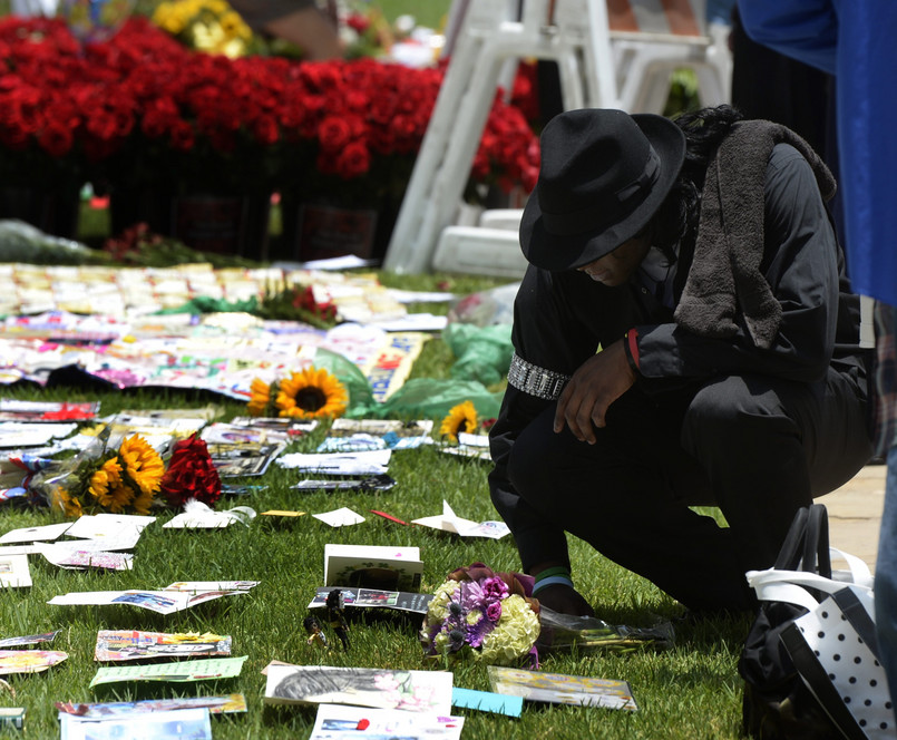 Po śmierci Michaela Jacksona tysiące fanów piosenkarza składało mu hołd biorąc udział w koncercie, podpisują się na wielkiej tablicy pamiątkowej i składając kwiaty. Tak samo było również pięć lat później