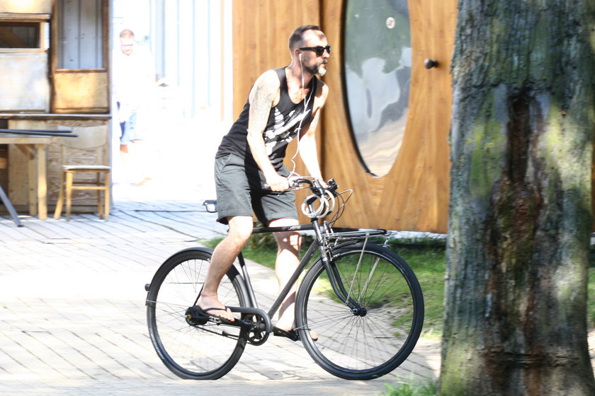 Nergal jedzie na hipsterskim rowerze
