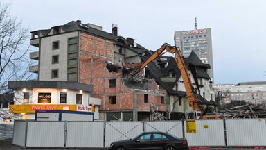 Trwa rozbiórka słynnego hotelu "Czarny Kot" w Warszawie. Właścicielka zabiera głos