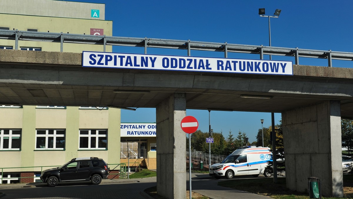 Specjalistów medycyny ratunkowej w Polsce jest niewielu. Wszyscy się znają. Spotykamy się poza szpitalami, jeszcze w trakcie umawiania lekarze zastrzegają: bez imion i nazwisk. - Gdyby teraz mój bliski miał trafić na losowo wybrany oddział, bałbym się - opowiada Łukasz. Mieli nadzieję, że propozycje szykowane przez rząd zmienią sytuację. Pomimo szumnych zapowiedzi i dobrze brzmiącego planu, lekarze nie mają jednak wątpliwości: SOR-y czeka rewolucja, która je pogrąży.