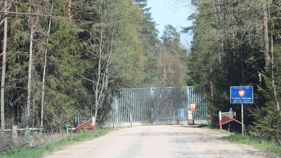 Metalowa zapora na granicy polsko-białoruskiej w przygranicznej wsi Jałówka