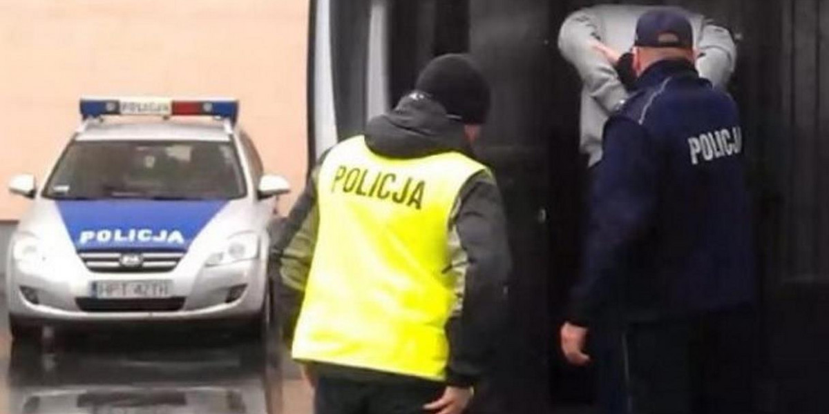 Podduszali go, kopnęli w krocze i uderzyli brzuch. Policjanci z zarzutami