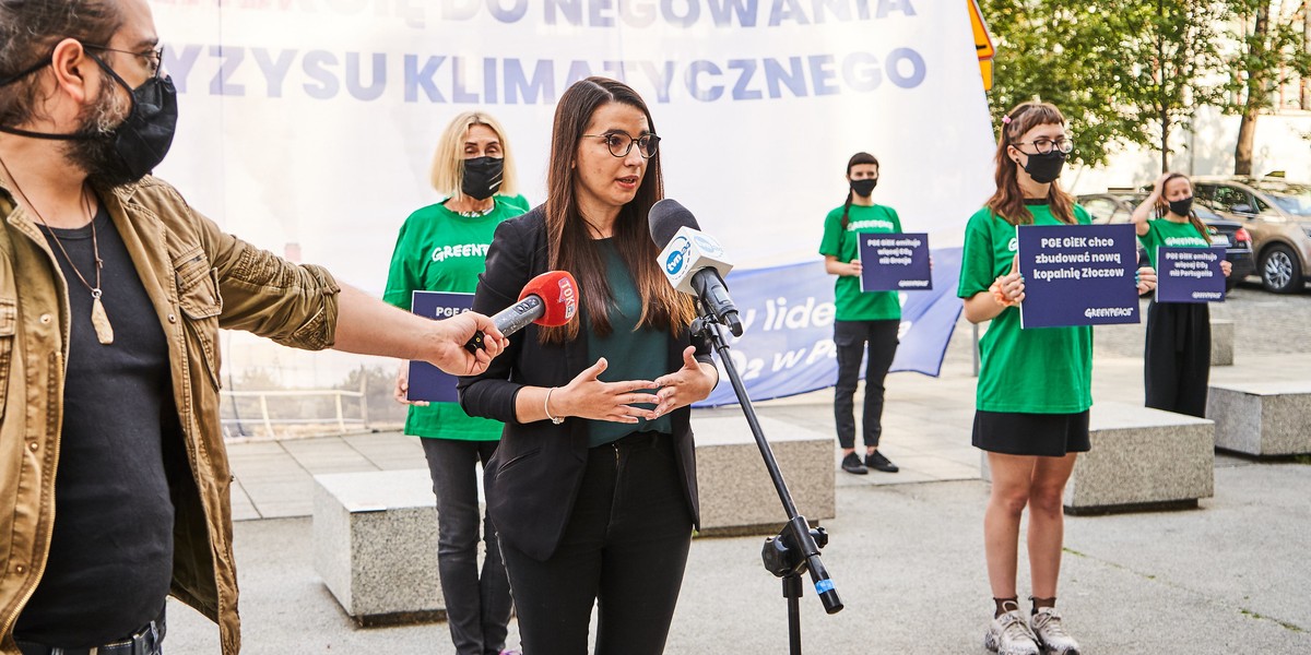 Greenpeace domaga się od prezesa PGE Wojciecha Dąbrowskiego wzięcia odpowiedzialności za strategię całej grupy PGE i pilnego wyznaczenia daty odejścia PGE od węgla na rok 2030. We wtorek aktywiści pojawili się pod siedzibą spółki w Warszawie.