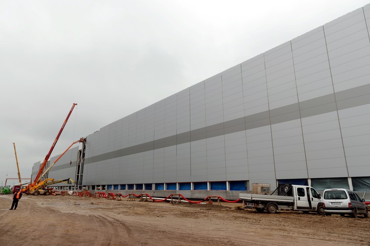 Docelowo w nowej fabryce VW zatrudnienie znajdzie 3 tys. osób, a dzięki lokalizacji polskich i zagranicznych dostawców stworzone zostaną w regionie kolejne liczne miejsca pracy.<br><br>fot. (zuz) PAP/Jakub Kaczmarczyk