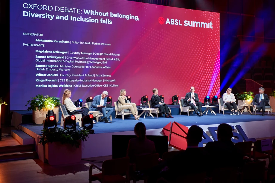 Uczestnicy debaty oksfordzkiej „Without Belonging, Diversity and Inclusion fails”, zorganizowanej pod patronatem „Forbes Women”, byli podzieleni na dwie grupy. Pierwsza, która argumentowała przeciw tezie, że różnorodność i przynależność jest konieczna: Magdalena Dziewguć, Country Manager Google Cloud Poland; Monika Rajska-Wolińska, Chief Executive Officer CEE Colliers, Janusz Dziurzyński, Chairman of the Management Board ABSL oraz druga, która próbowała przekonać do założeń o konieczności wprowadzenia polityki różnorodności w firmie: James Hughes, Minister Counsellor for Economic Affairs z Ambasady Wielkiej Brytanii; Wiktor Janicki, Country President Poland Astra Zeneca; Kinga Piecuch, CEE Enterprise Industry Manager Microsoft.