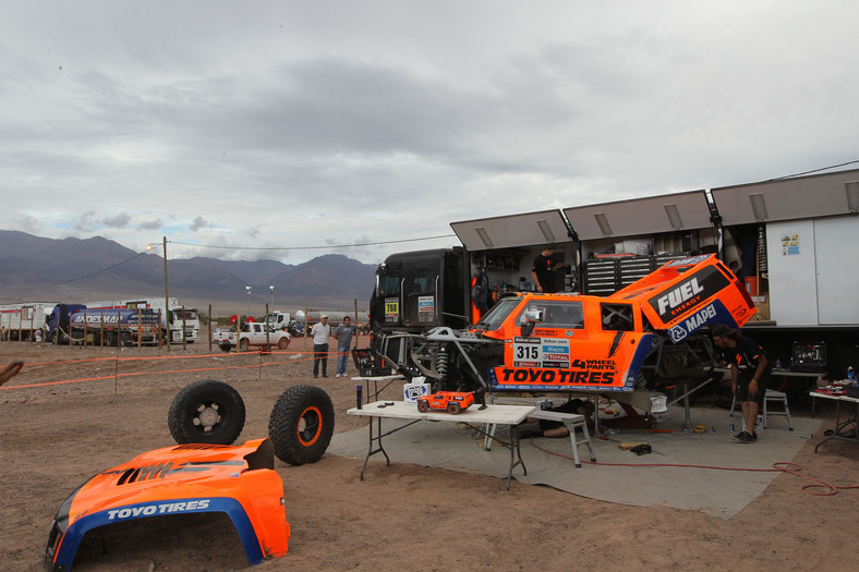 Dakar 2013: ciężarówka bez skrzyni, Małysz traci oddech (13. etap, wyniki, galeria)