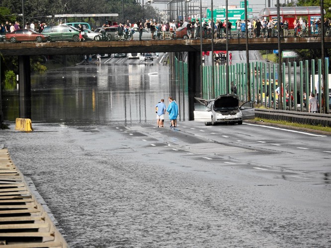 Zatopiony odcinek Trasy Armii Krajowej na wysokości ulicy Adama Mickiewicza.