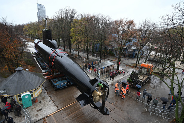 Transport okrętu podwodnego typu Kobben ORP "Sokół" ze Skweru Kościuszki do Muzeum Marynarki Wojennej w Gdyni