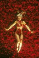 1999: Az Amerikai szépség egy filmdráma, melyben egy 40-es, teljesen átlagos életet élő, ugyanakkor már kiégett férfi ellenálhatatlan vonzalmat kezd el érezni a 16 éves lányának osztálytársnője iránt. Főszerepekben az Amerikai pitéből is ismert Mena Suvari és Kevin Spacey - fájdalmasan ironikus, hogy a színészt a való életben fiatal lányok szexuális zaklatásával vádolták.