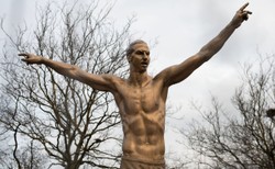 Rzeźba Ibrahimovica odnowiona i... schowana przed "nieobliczalnymi kibicami”