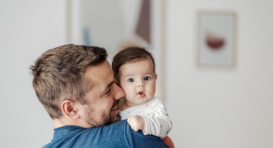 Wdrożona w kwietniu dyrektywa work-life balance przyznaje ojcom prawo do 9 tygodni urlopu rodzicielskiego.