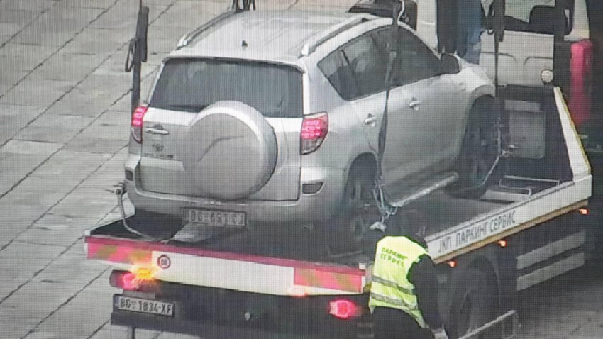 Automobil kojim je probio zaštitnu ogradu ispred Skupštine