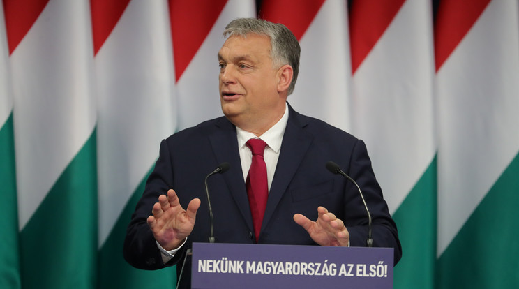 Fura folt virított Orbán Viktor mindkét tenyerén /Fotó: Varga Imre