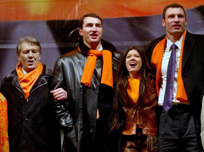 Wybuchła 21 listopada 2004 w reakcję na fałszerstwa wyborcze, które wyniosły do władzy uważanego za prorosyjskiego kandydata na prezydenta Wiktora Janukowycza. Masowe manifestacje doprowadziły do rozpisania trzeciej tury wyborów, którą wygrał proeuropejski Wiktor Juszczenko.