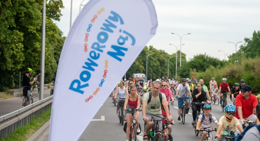 Rowerowy Maj to kampania społeczna, która zachęca dzieci, ale także rodziców i nauczycieli do podróżowania do szkoły i przedszkola rowerem, hulajnogą, na deskorolce, wrotkach.