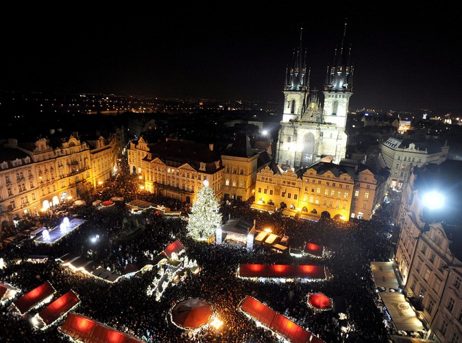 Tradycyjny przedświąteczny kiermasz na rynku w czeskiej Pradze