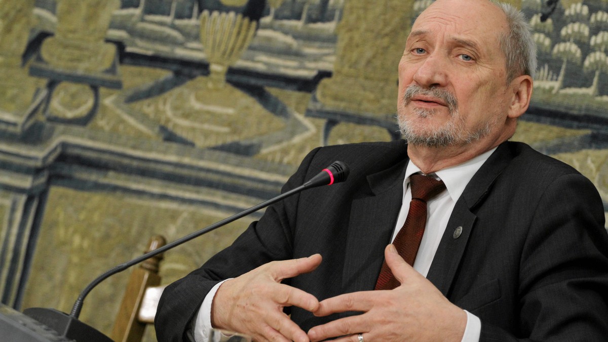 Antoni Macierewicz wraz z ekspertami z zespołu parlamentarnego ds. wyjaśnienia przyczyn katastrofy smoleńskiej objeżdża Stany Zjednoczone i Kanadę, gdzie wygłasza prelekcje o przyczynach tragedii. Spotkania te biją rekordy frekwencji. Na jednym ze spotkań Macierewicz stwierdził, że "nie ma dowodu na zamach" - informuje wyborcza.pl.