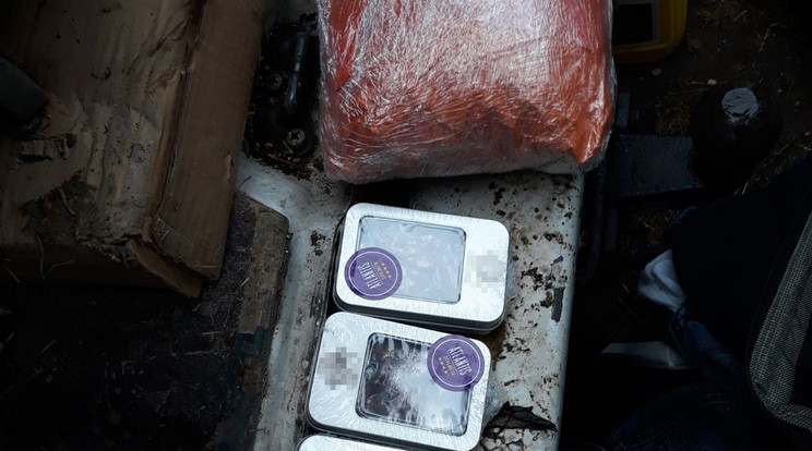  Bruttó 1 kilogramm súlyú, fóliába tekert csomagot és több, kisebb méretű fémdobozt találtak a rendőrök./ Fotó: Police