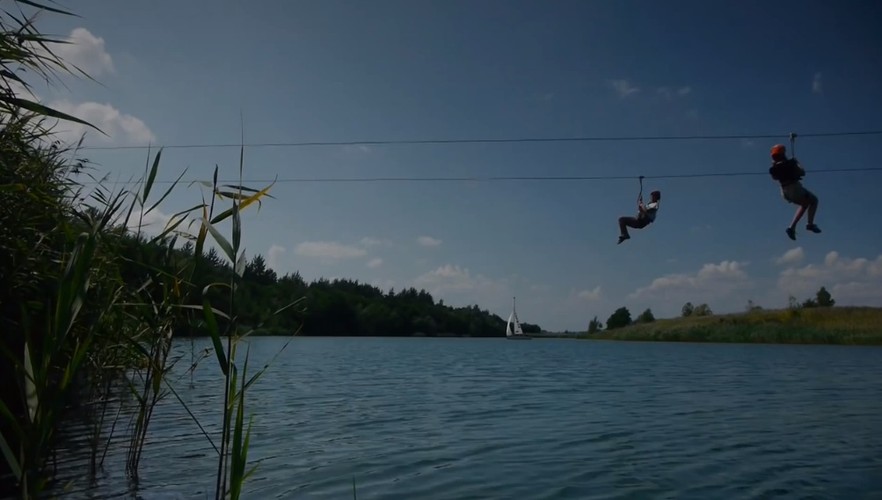 Jedną z atrakcji turystycznej jest zjazd na linie. <br> Tzw. tyrolka nad jeziorem tarnobrzeskim jest jedną z najdłuższych w Polsce, ma ok. 500 m długości. <br> Jezioro w Tarnobrzegu powstało przez zalanie wodą z Wisły odkrywkowej kopalni siarki. Ma powierzchnię 455 ha i głębokość do 40 m.  <br> foto skiline.pl