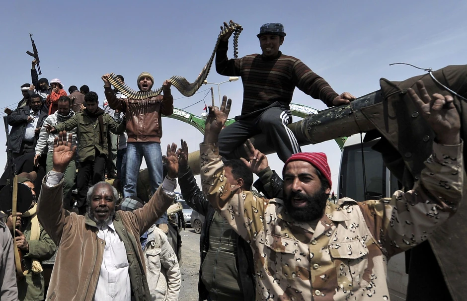 Pobunjenici u Libiji, potpomognuti vazdušnim udarima koalicionih snaga, preuzeli su kontrolu nad Adždabiju