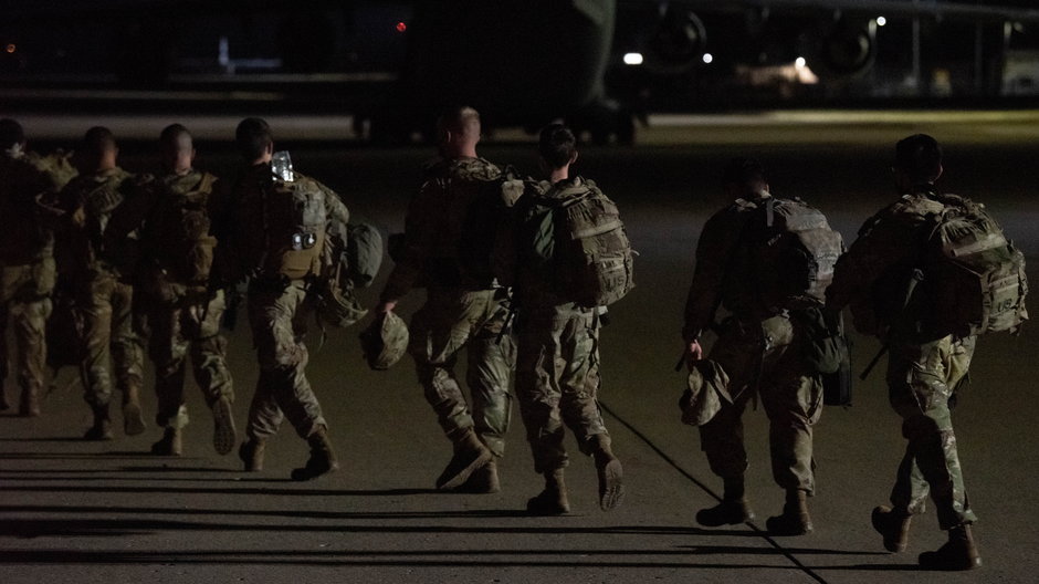 Żołnierze ze 101. Dywizji USA na lotnisku w Fort Campbell w Kentucky w drodze do Polski. Luty 2022 r. 