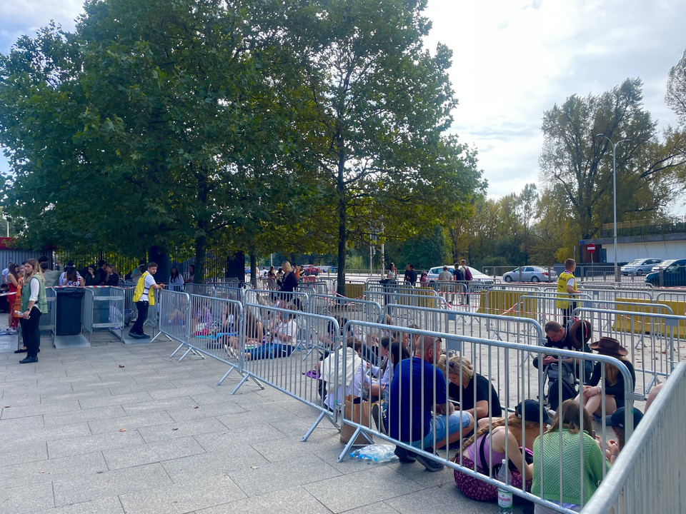 Fani czekają na koncert sanah pod PGE Narodowym