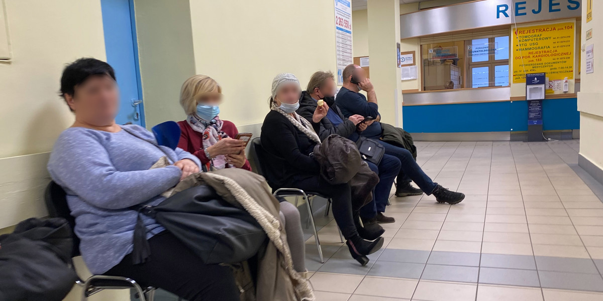 Pacjenci w poczekalni przychodni lekarskiej w Poznaniu.