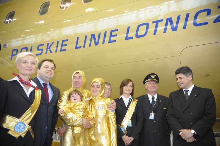 Akcja artystyczna Pawła Althamera - 'Wspólna Sprawa'. Około 160 mieszkanców bródna, przebranych w złote stroje astronautów, wyleciało pomalowanym na złoto samolotem do Brukseli. Uczcili tym XX rocznicę odzyskania wolności w Europie Środkowej